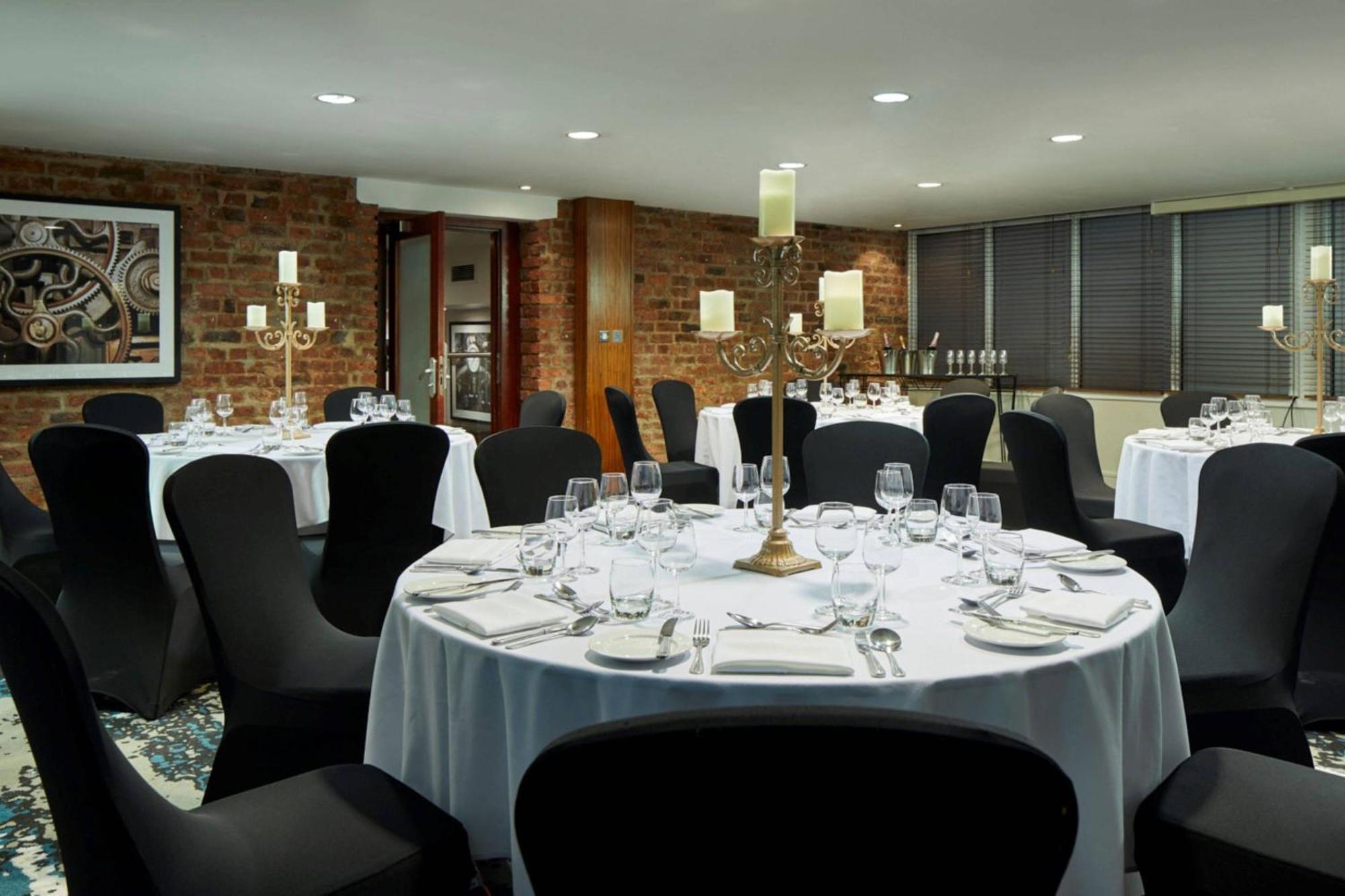 Manchester Marriott Victoria & Albert Hotel Bagian luar foto