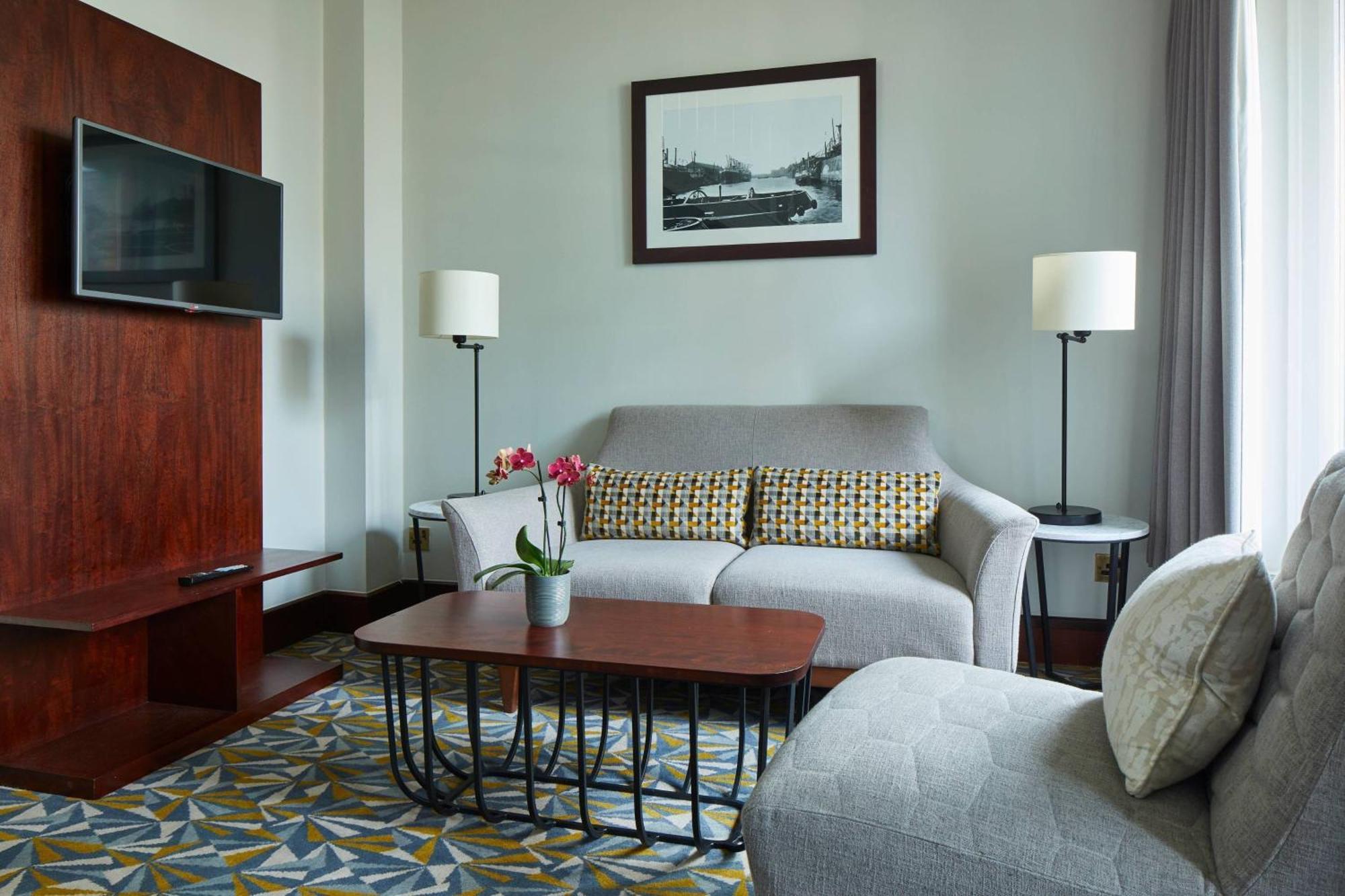 Manchester Marriott Victoria & Albert Hotel Bagian luar foto