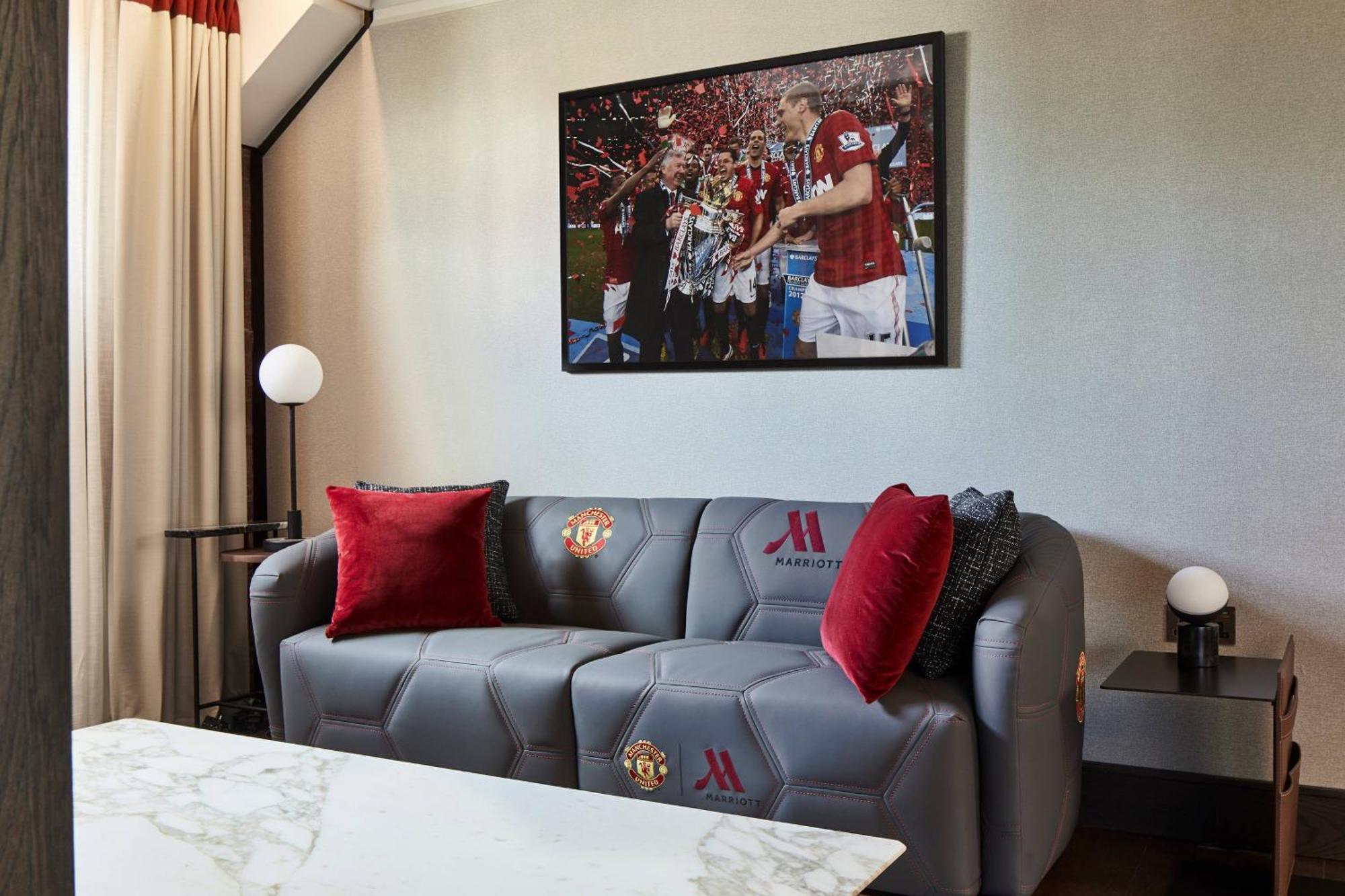 Manchester Marriott Victoria & Albert Hotel Bagian luar foto